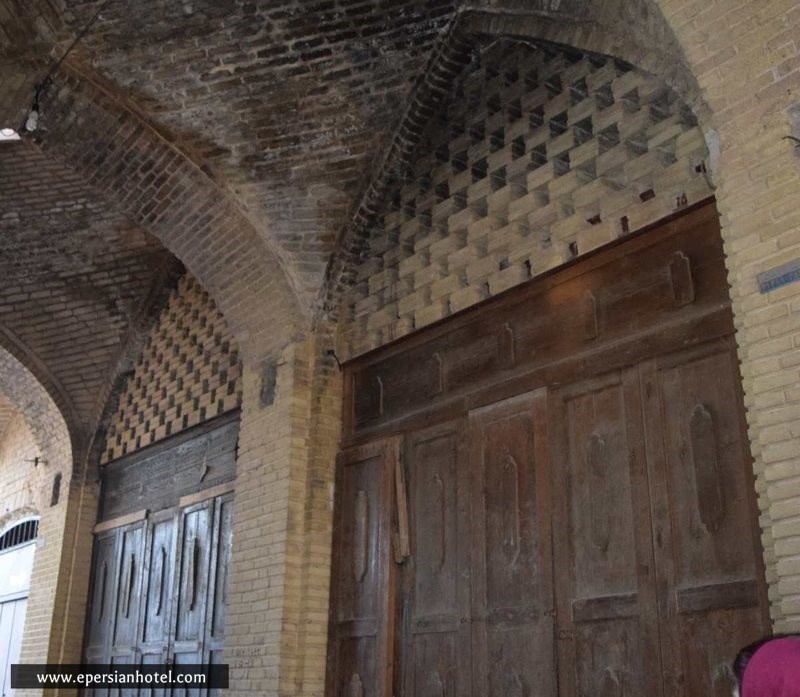 معماری خاص سازه ها در محله سنگ سیاه 